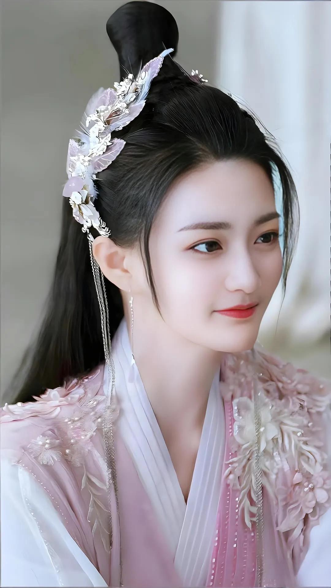 古典美人，粉黛轻施，花簪点缀，温婉动人。