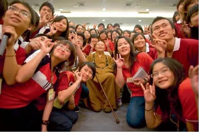 2014年，杨澜采访星云大师说：以前都是佛度有缘人，现在都是佛度有“钱”人，您怎