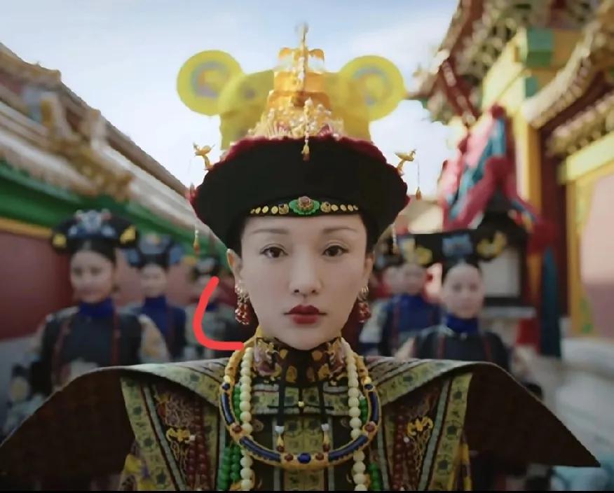 看了如懿传，周迅当继后这集，发现她一边耳朵，戴了整整三对耳环，坠子应该是南红玛瑙