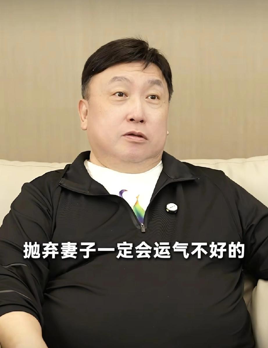 还真是这样王晶说:“抛妻弃子一定会运气不好的，最上流社会很有钱的人，很少抛妻弃