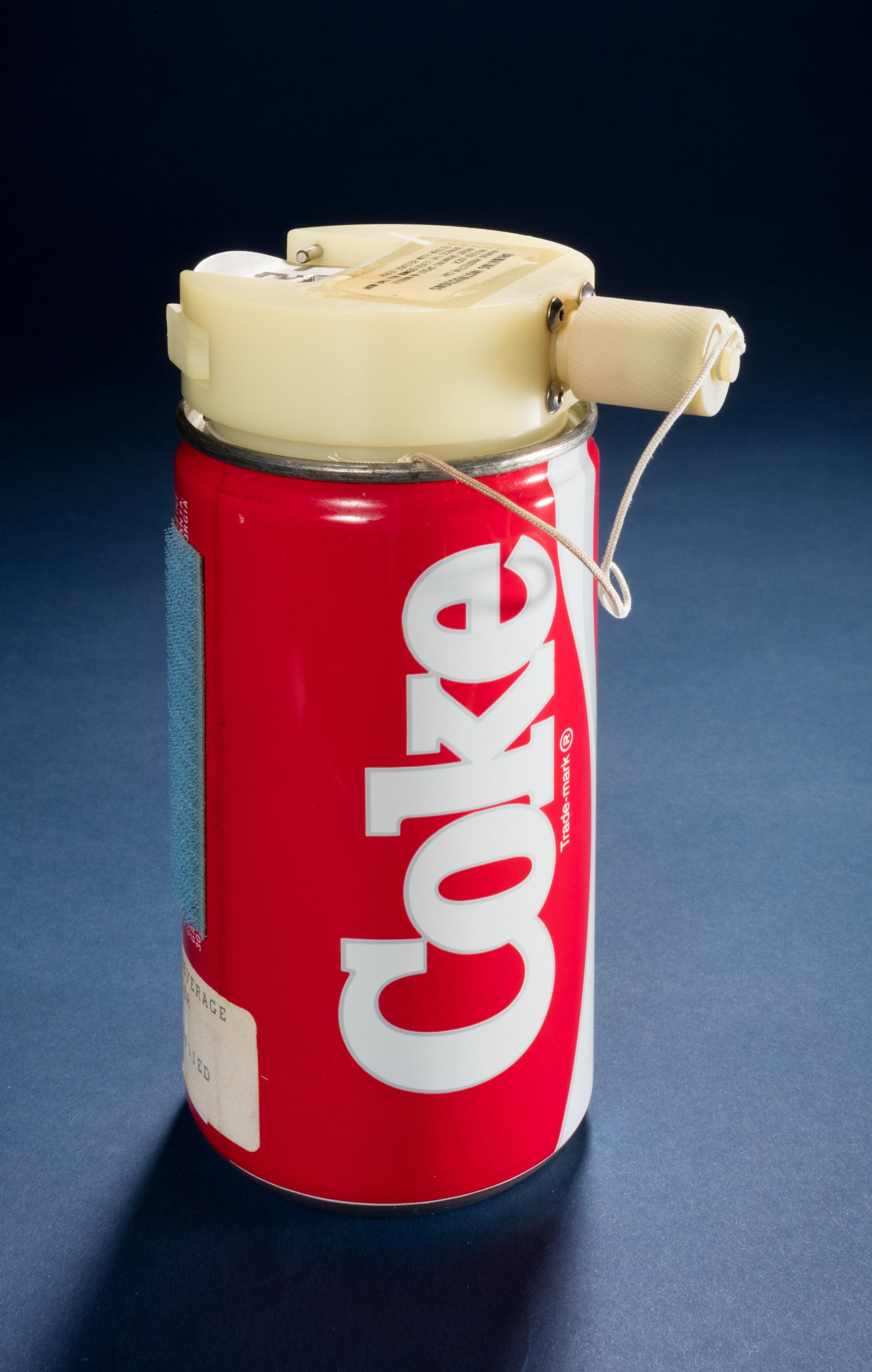 1985年。为航天飞机STS51-F任务设计的太空可乐罐