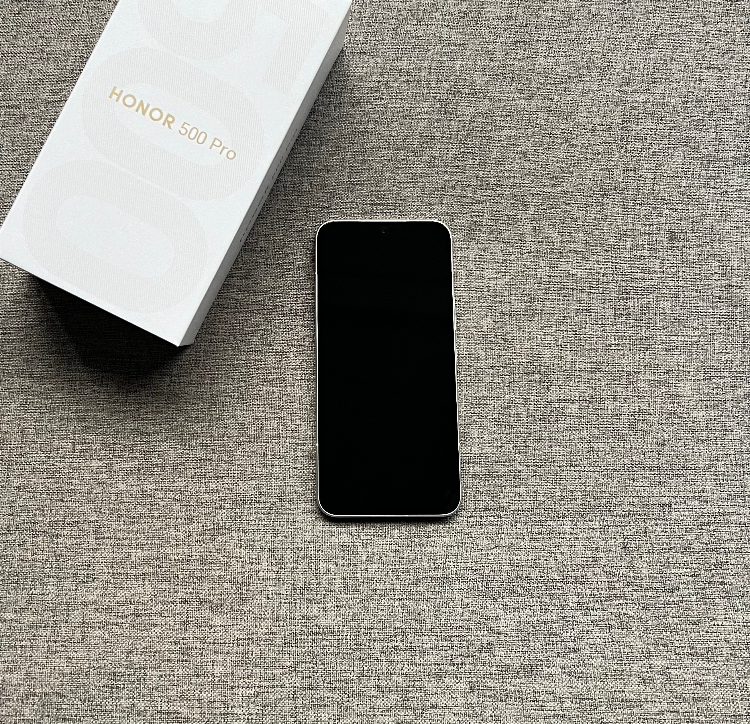 荣耀500Pro16+512G月光银，仅使用个把月，99新全套，带权益（1