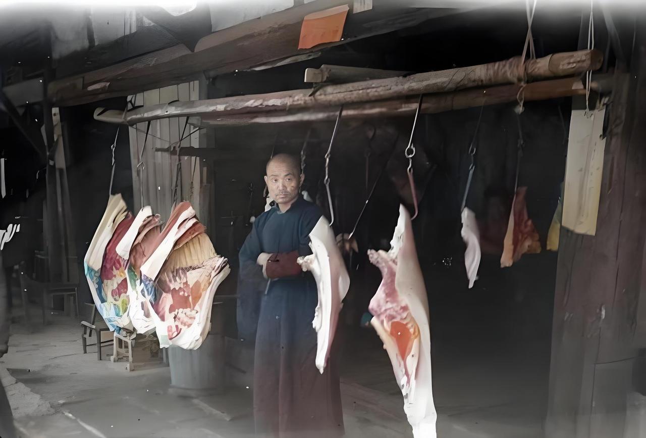 这张老照片一瞅就是旧中国街头的光景，估摸着是清末到民国年间的事儿。你看那家肉铺，
