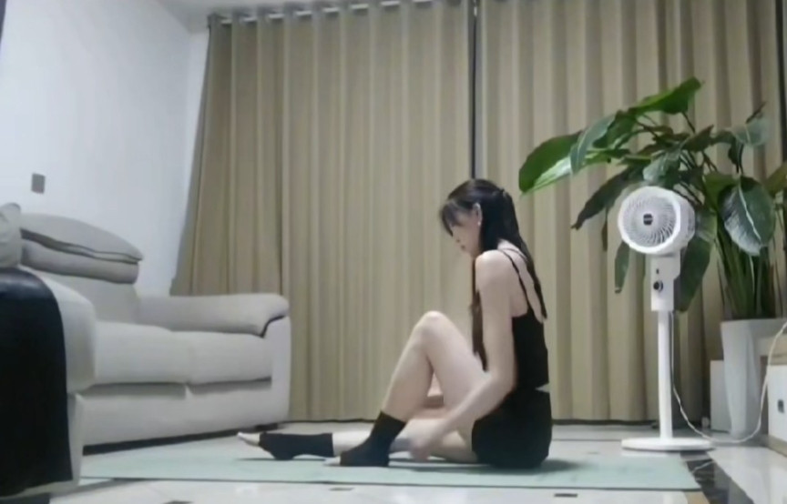 闺蜜住我家，老公在家，晚上练瑜伽合适吗？闺蜜这段时间住在我家里，老公也没说什么，