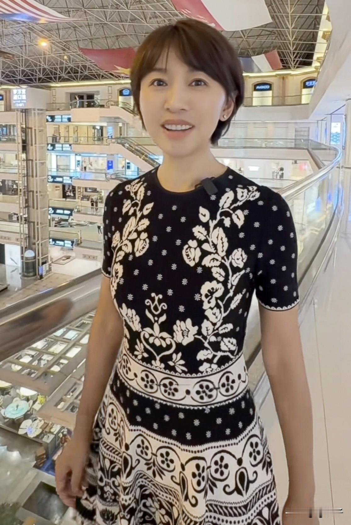 欧阳夏丹，1977年出生，如今也是50岁的人了，但看上去还是年轻的模样，如今穿一