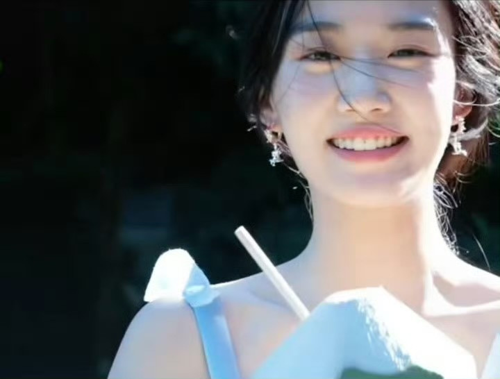 卢昱晓上镜淡颜线下浓颜本来以为卢昱晓的照片已经够美了，没想到线下更是直接杀死比