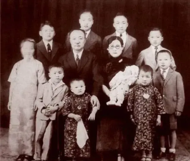 民国初年，李烈钧看上了好兄弟龚永的夫人华世琦。一天，李烈钧给了龚夫人2万大洋，说