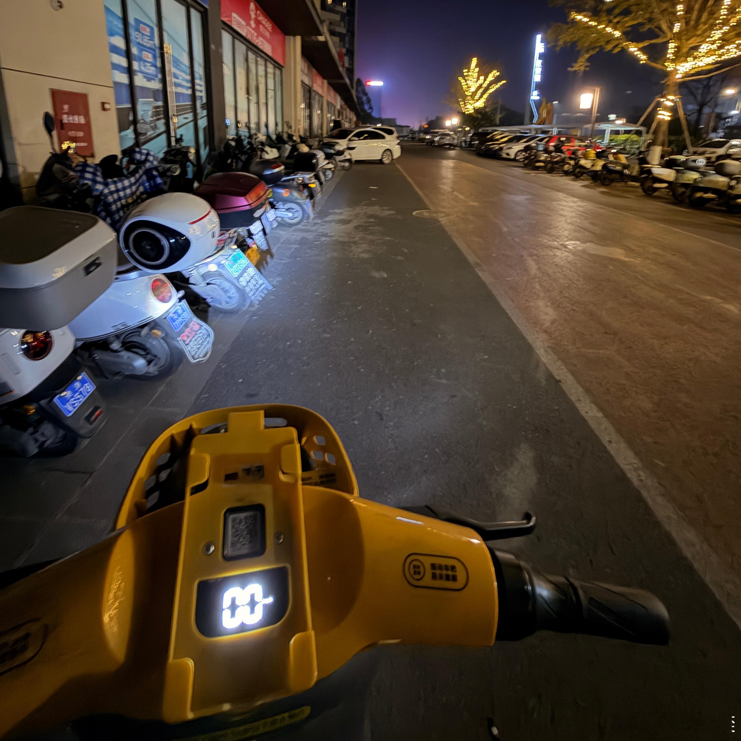 背一个挎包下楼扫辆共享去高铁站，小区保安悄悄来我身后拍了一下车，给我吓一跳。保安