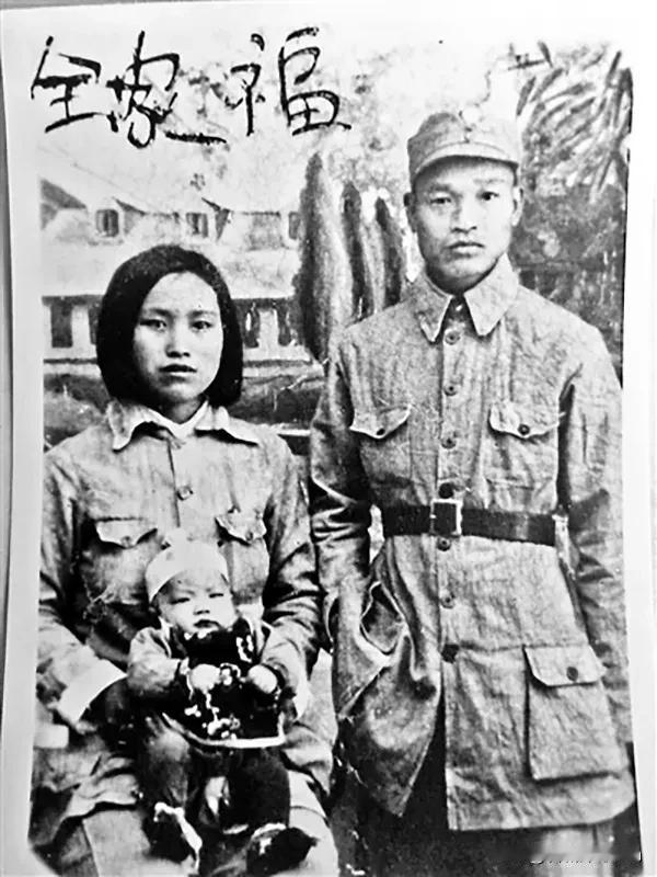 这是从敌人公布的档案中找到的一张照片，镜头中的青年叫罗天贺，此时已被判死刑，即将