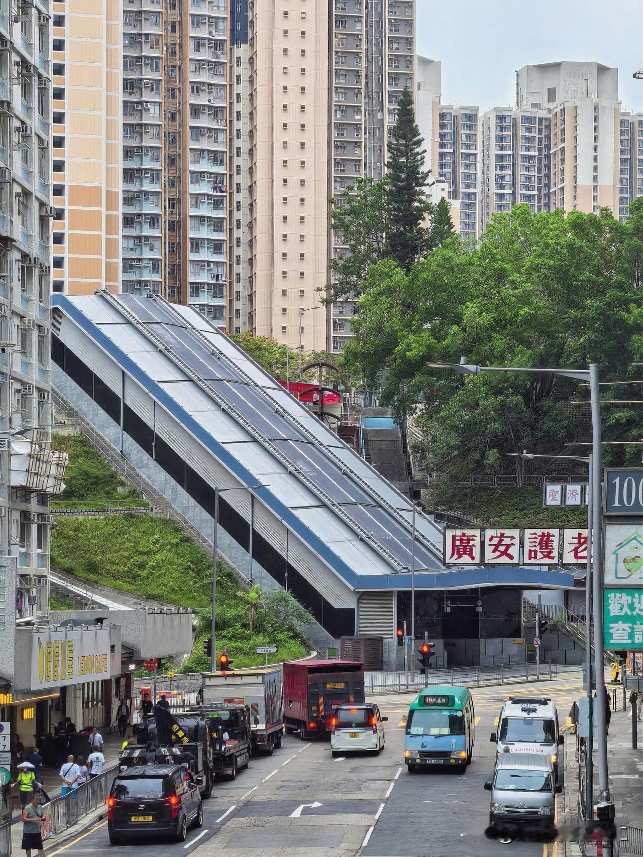 香港第一条公共斜降升降机为了让公屋的老人及轮椅使用者方便上下山，港府在葵涌邨
