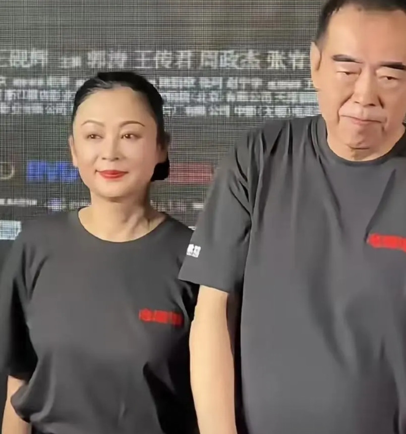 陈凯歌肯定是嫌弃陈红老了！最近陈凯歌和陈红一起出席活动，但是明显的能看出来，