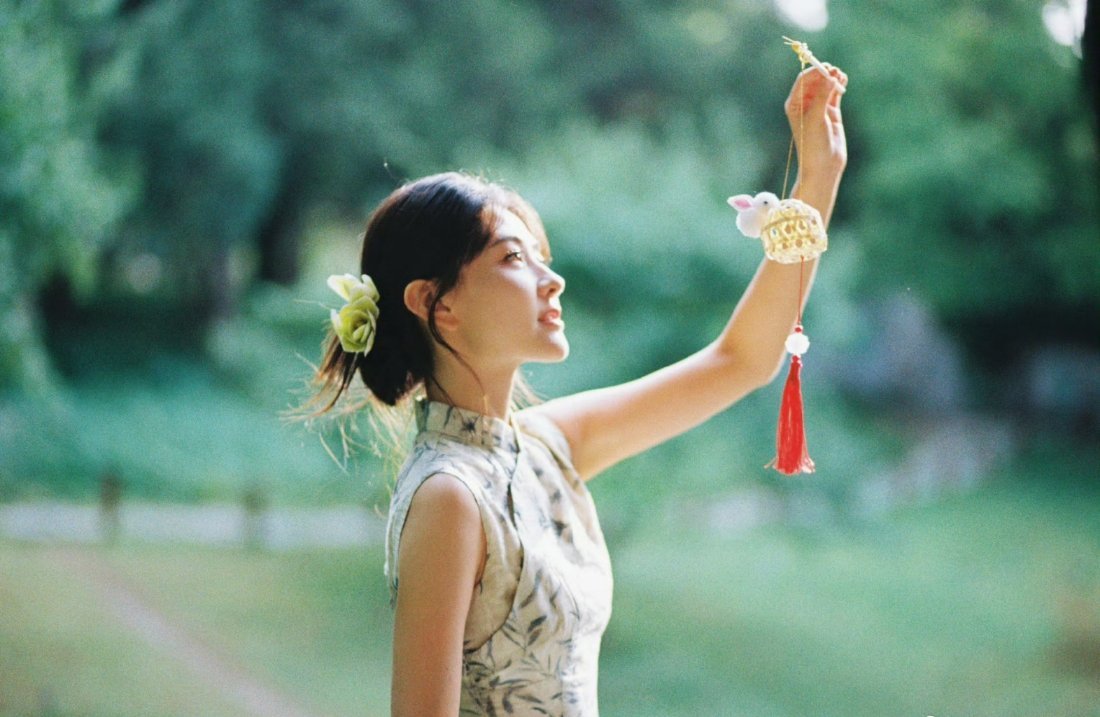 梁洁好适合中式妆造要多做呀[哭哭][哭哭]，点点有没有被这个桂花香到呀​​​