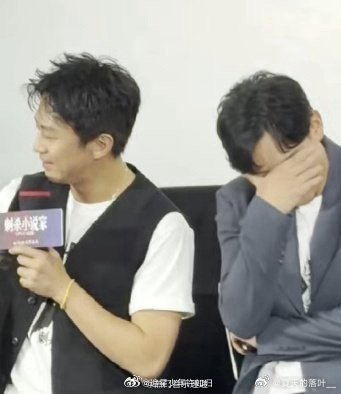 离开张震谁还把邓超当小孩为了《刺杀小说家2》首映礼，邓超也是拼了！对着张震秒变