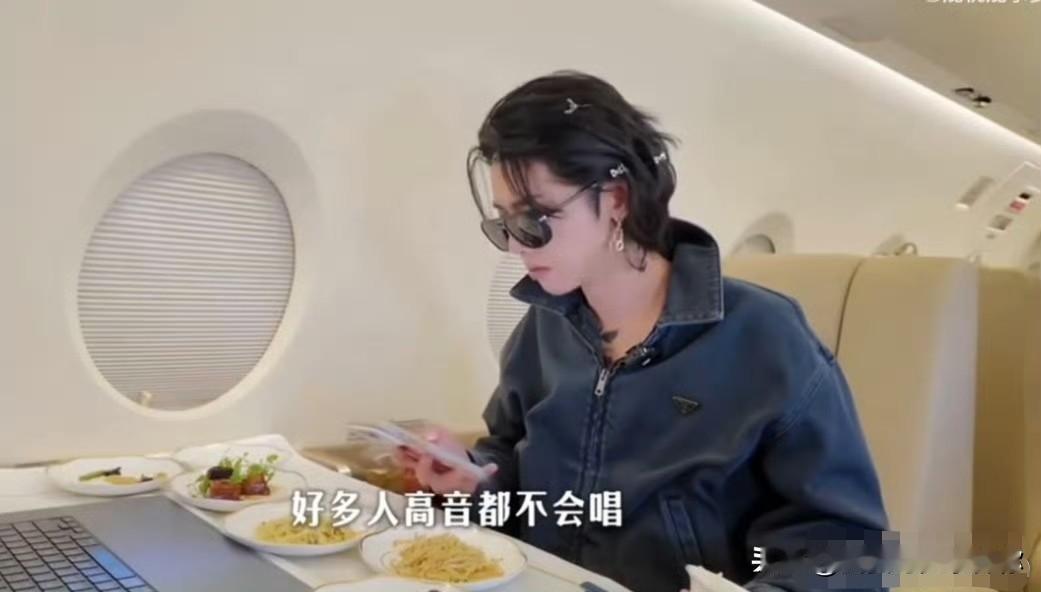 我朋友问我，华晨宇说国内没几个真会唱高音的，这话是不是太得罪人了？朋友觉得，