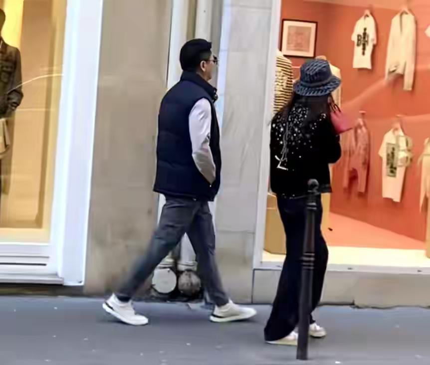 刘强东章泽天巴黎街头低调同框！无保镖随行，老夫老妻默契太戳人3月18日，多