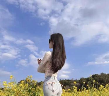 我在花田间的阳光正好，微风不燥。