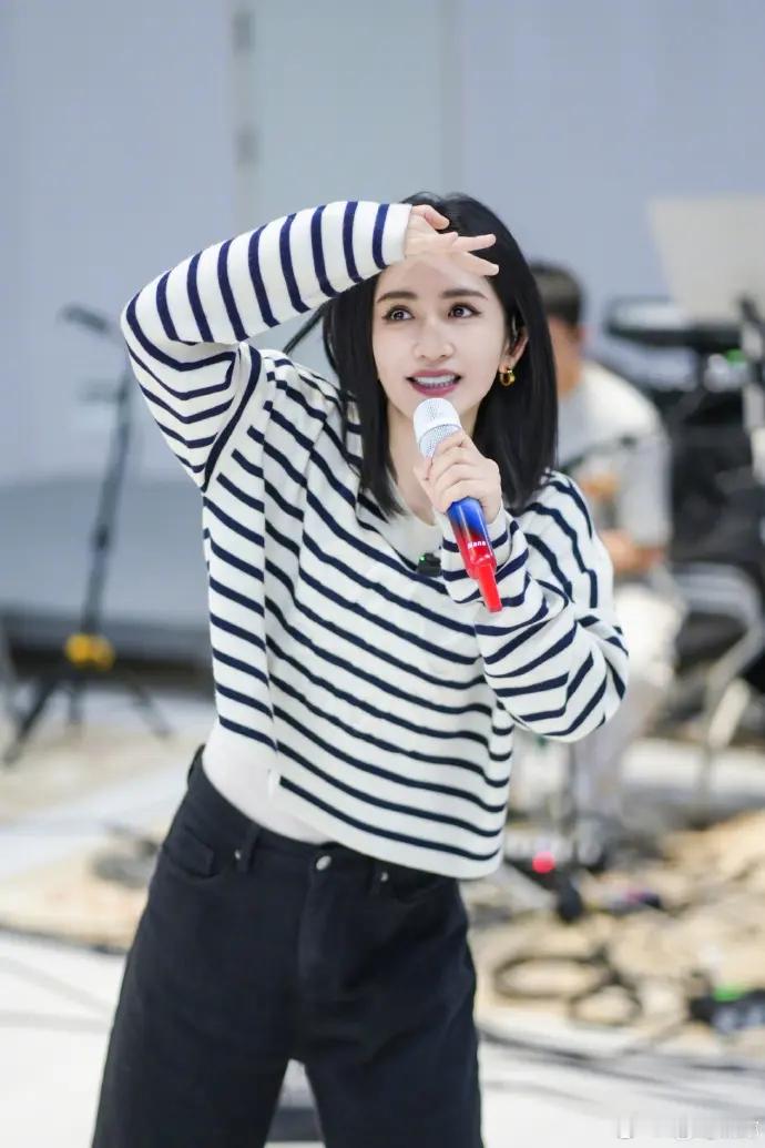 4月24日谢娜演唱会加场门票开售后再次售罄，不得不感叹太阳女神的影响力，其实官宣