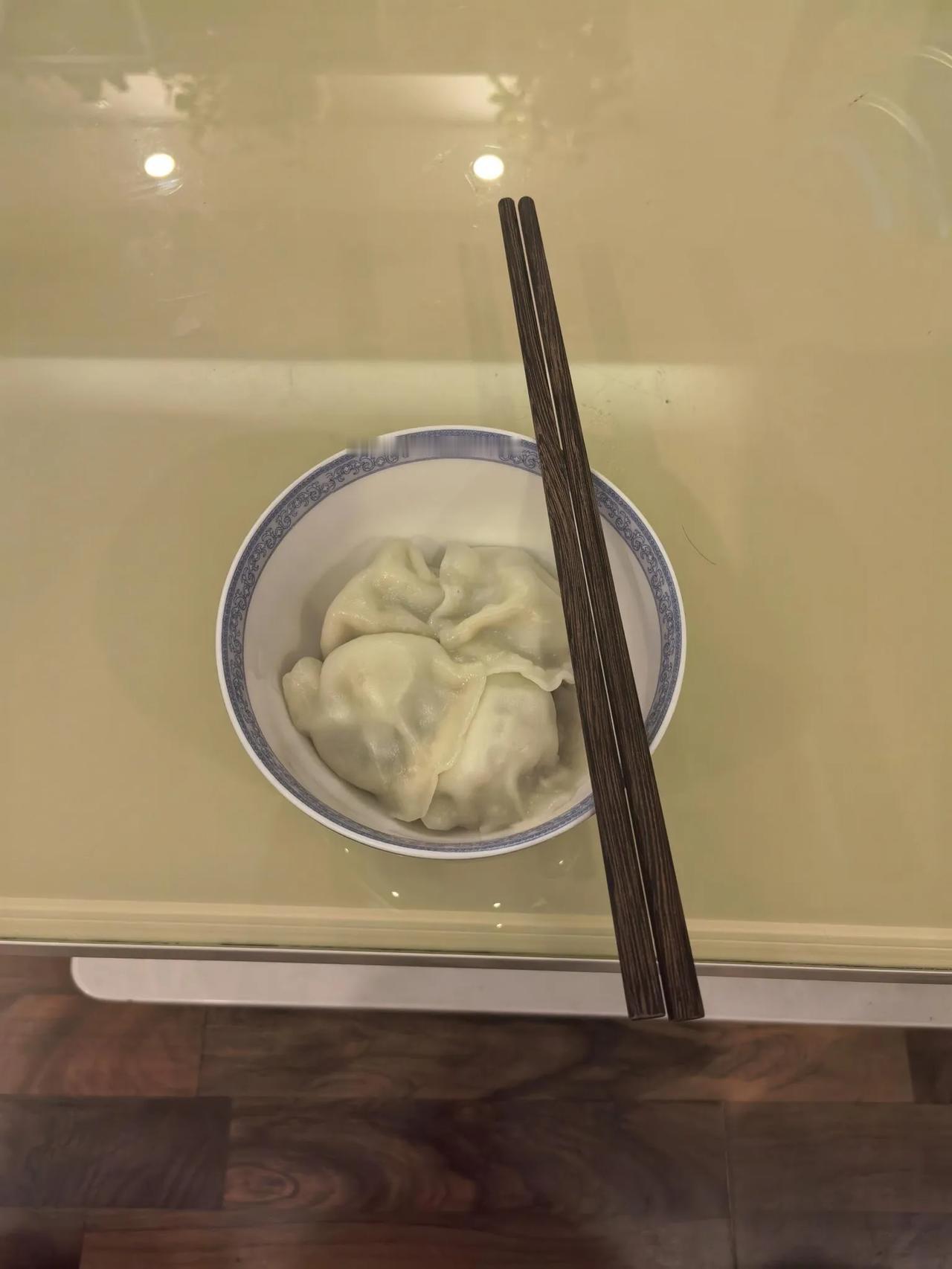 我一个南方人真的吃饺子，只吃得下四个。今天下班后去买饺子，老板说一两7元，6个