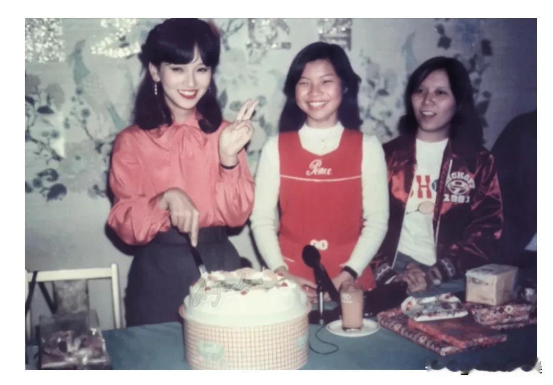 图片为1981年的赵雅芝。赵媚娘，嫁给我怎么样？那个时期，赵雅芝她的美貌真的