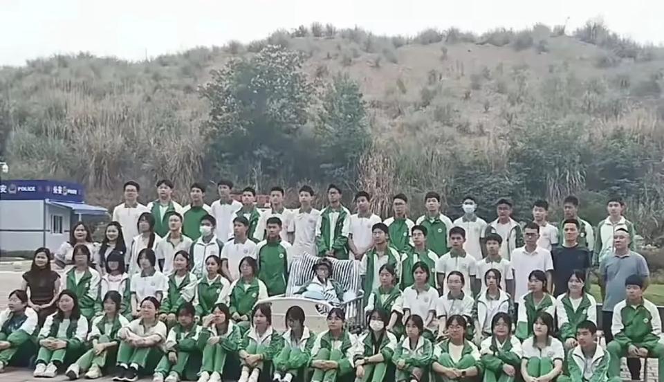 原来学生们去医院跟生病的初三学生任俊杰拍摄班级合影是自愿的。一些人看到任俊杰躺在
