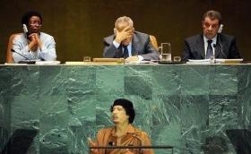 1992年联合国制裁利比亚，中国投了弃权票，卡扎菲很不满。利高官见到中国大使王厚