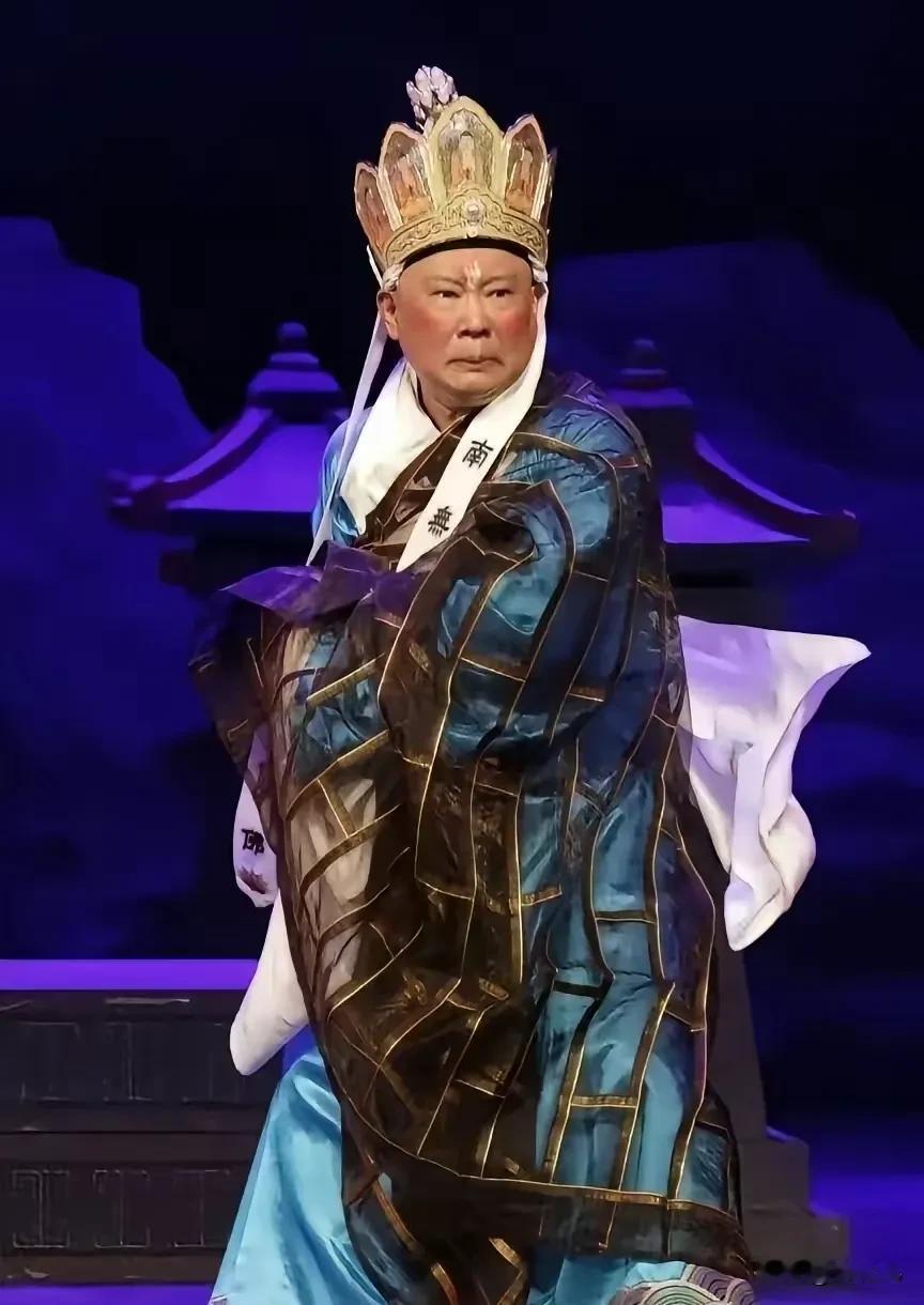 有一种预感郭德纲会永远离开相声界你看他一脸凶相，有名有利了，钱多的用不完！