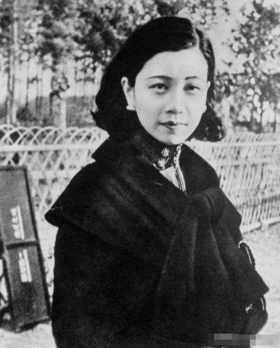 1940年，于凤至胸前严重溃烂，抛下丈夫张学良赴美治病。她憔悴走下飞机，正茫茫然