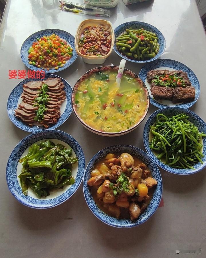 左边是婆婆做的菜，右边是妈妈做的菜，谁做的菜，更胜一筹？