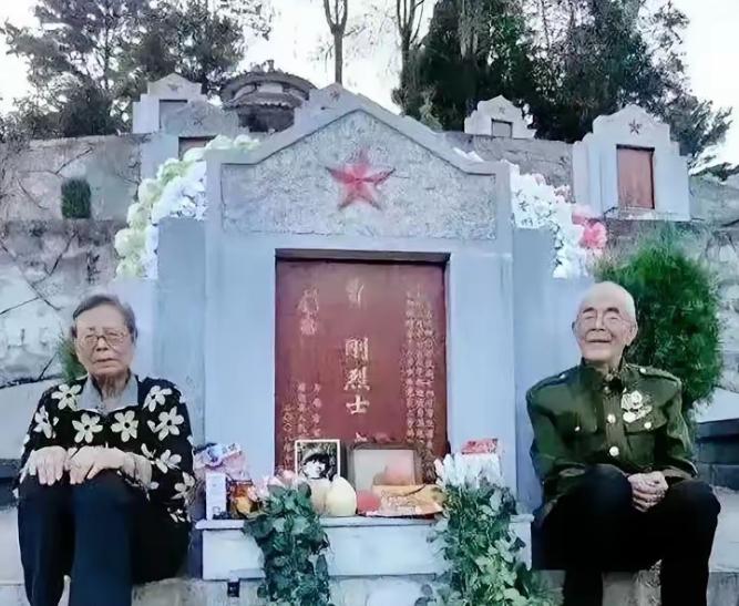 2022年，一对年迈的夫妻跨越千里，来到儿子的墓前，明知自己年事已高，往后未必还
