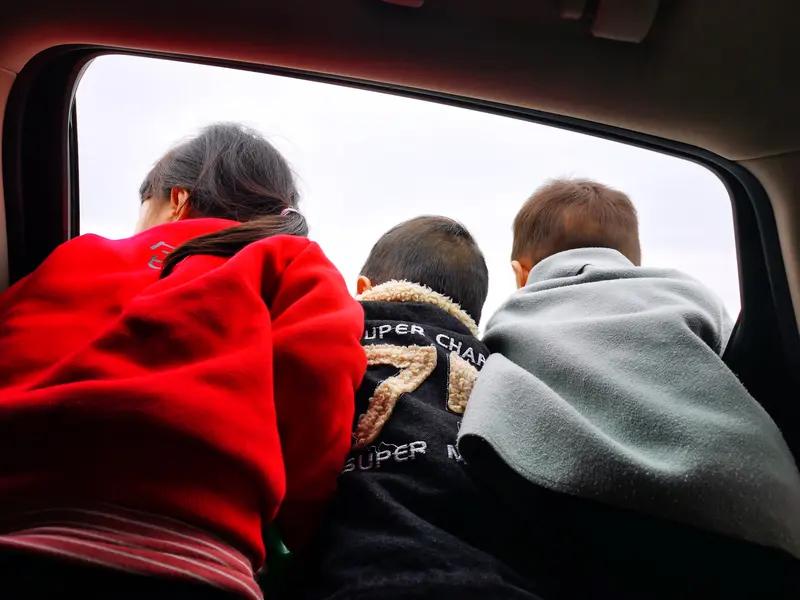 “他吃姐姐的奶水长大，却把四个外甥‘比下去’了！”这个跨越血缘的亲情故事，让全网