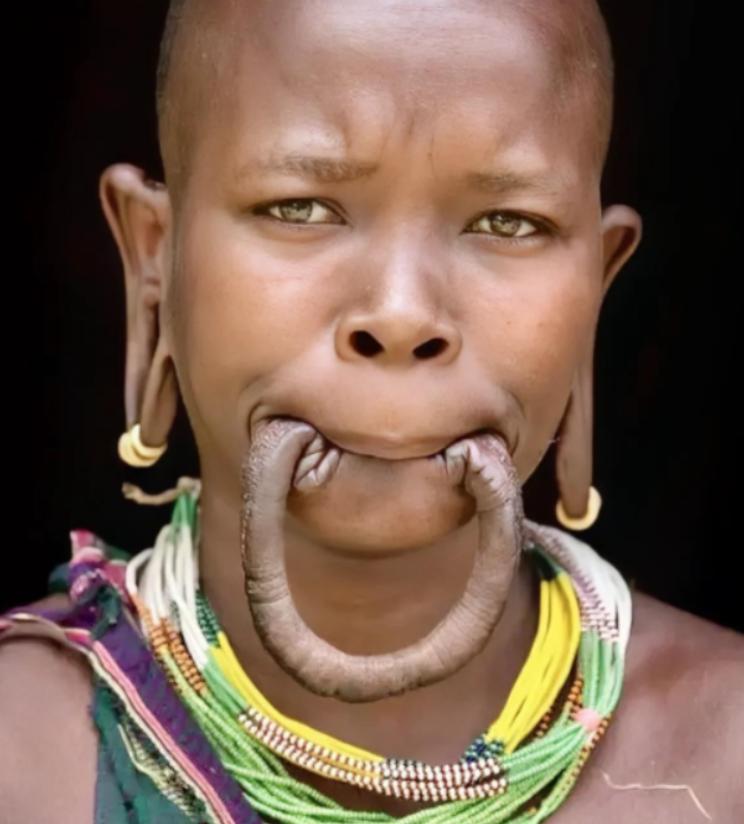 [点赞]这是一名漂亮的非洲“唇盘族”女孩，她嘴里含着的并不是香肠，而是自己的下