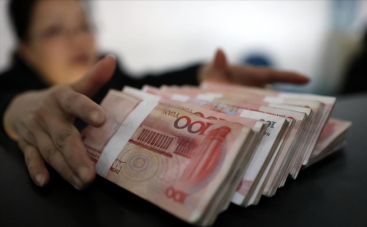 云南昆明，男子在银行取了21000元，晚上银行就给他打电话，称多给了他10000