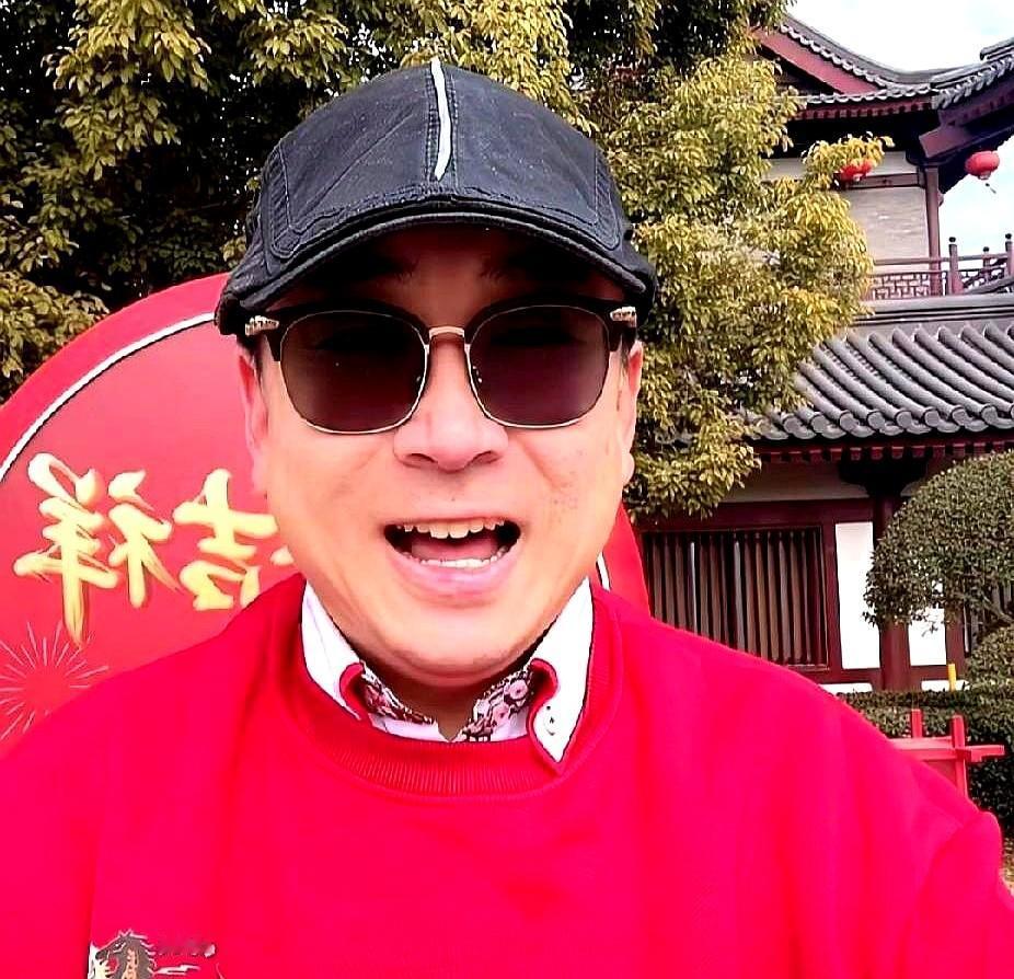 云昊扛着三脚架在许敏家门口点开手机直播，镜头里小孩抱春联、大人捧果篮，喊一句“舅