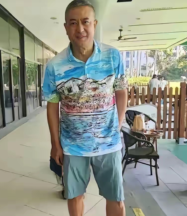 这就是生活中的张嘉译太接地气了不在舞台上，褪去了明星的光环，走在大街上与我们