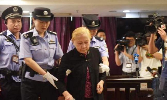 2017年，广东83岁老太太将60粒安眠药碾碎放入儿子的粥里，用勺子喂进儿子嘴中