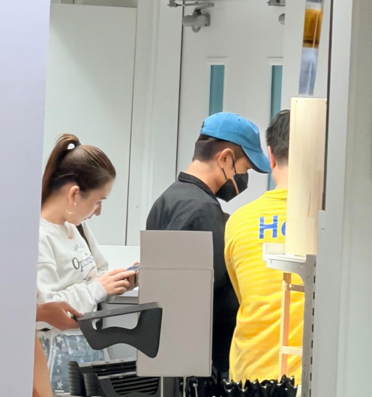 方媛与郭富城一起选购家具，方媛这个侧颜简直一言难尽，鼻子好大，大得不正常，眼窝深