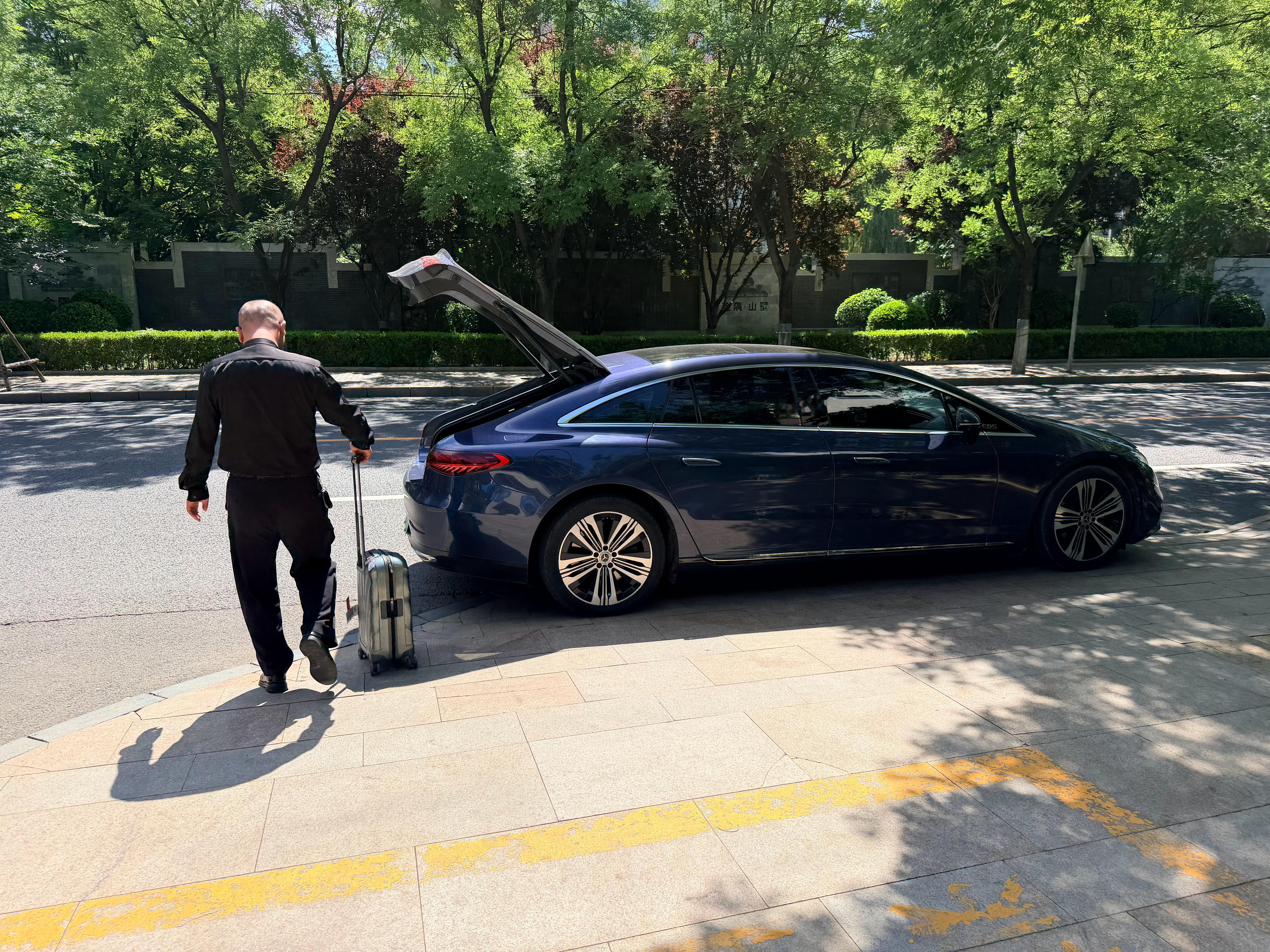 最近出国多，国航礼宾车队接机的大哥都认识我了国航礼宾车队有红旗H9，奔驰EQE，