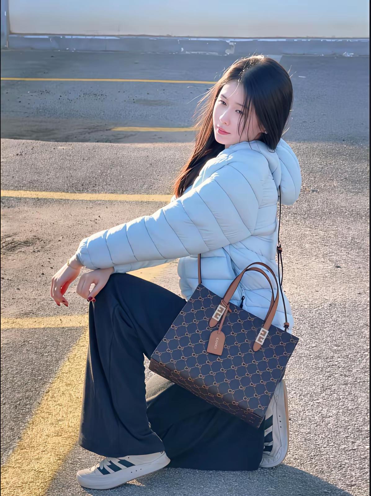 寒风起，雪中行，独倚寒窗思故人。