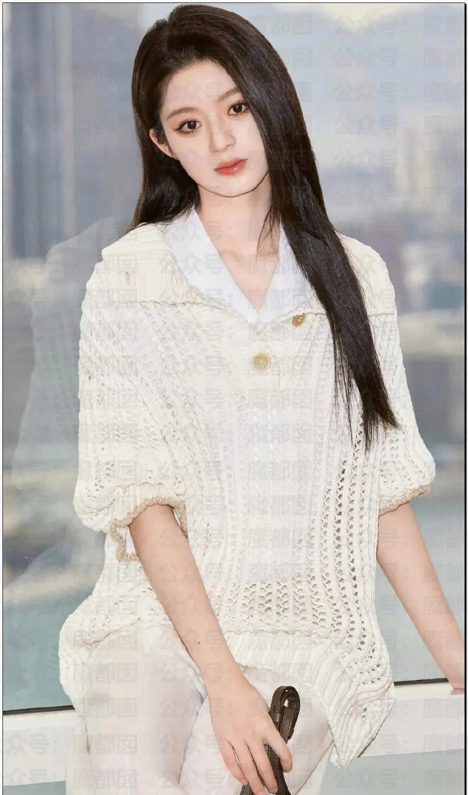 黄杨钿甜这事儿真是越扒越有意思，她爸晒的耳环定制合同看着挺像那么回事，但网友愣是
