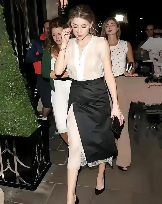 照片中的俊俏女孩儿，就是美国著名工程师，慈善家，现担任太空探索技术公司（Spac