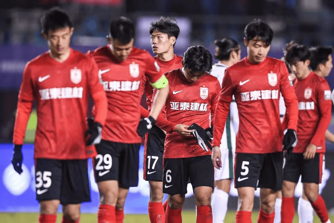 《足球》: 亚泰资金链断裂靠政府输血, 夏窗多人婉拒加盟