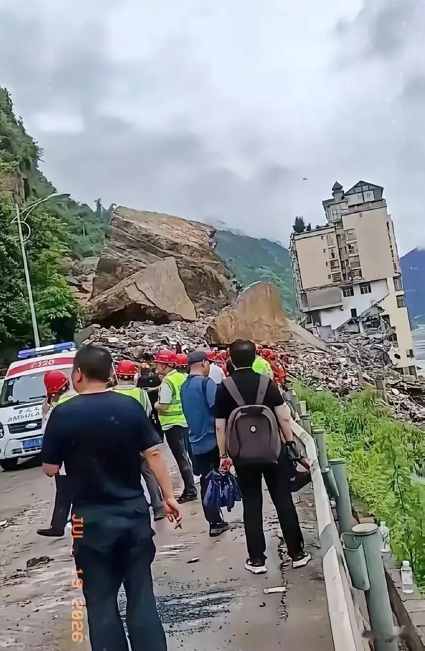 一句话让无数人瞬间破防。中国安能集团首席技术专家周志东，干了一辈子工程应急救援