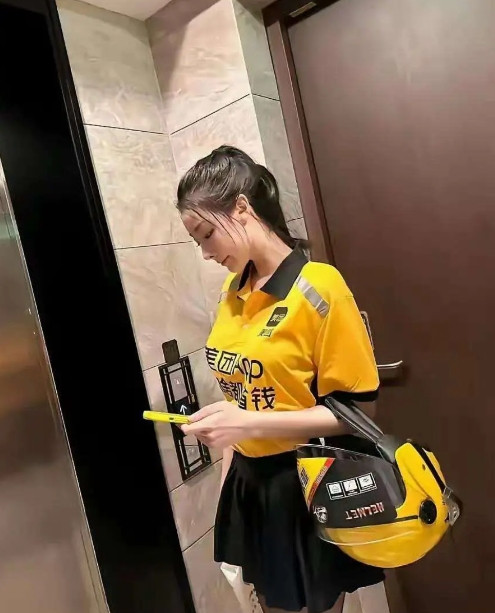 想问问，下多少钱的订单能安排她送呢？