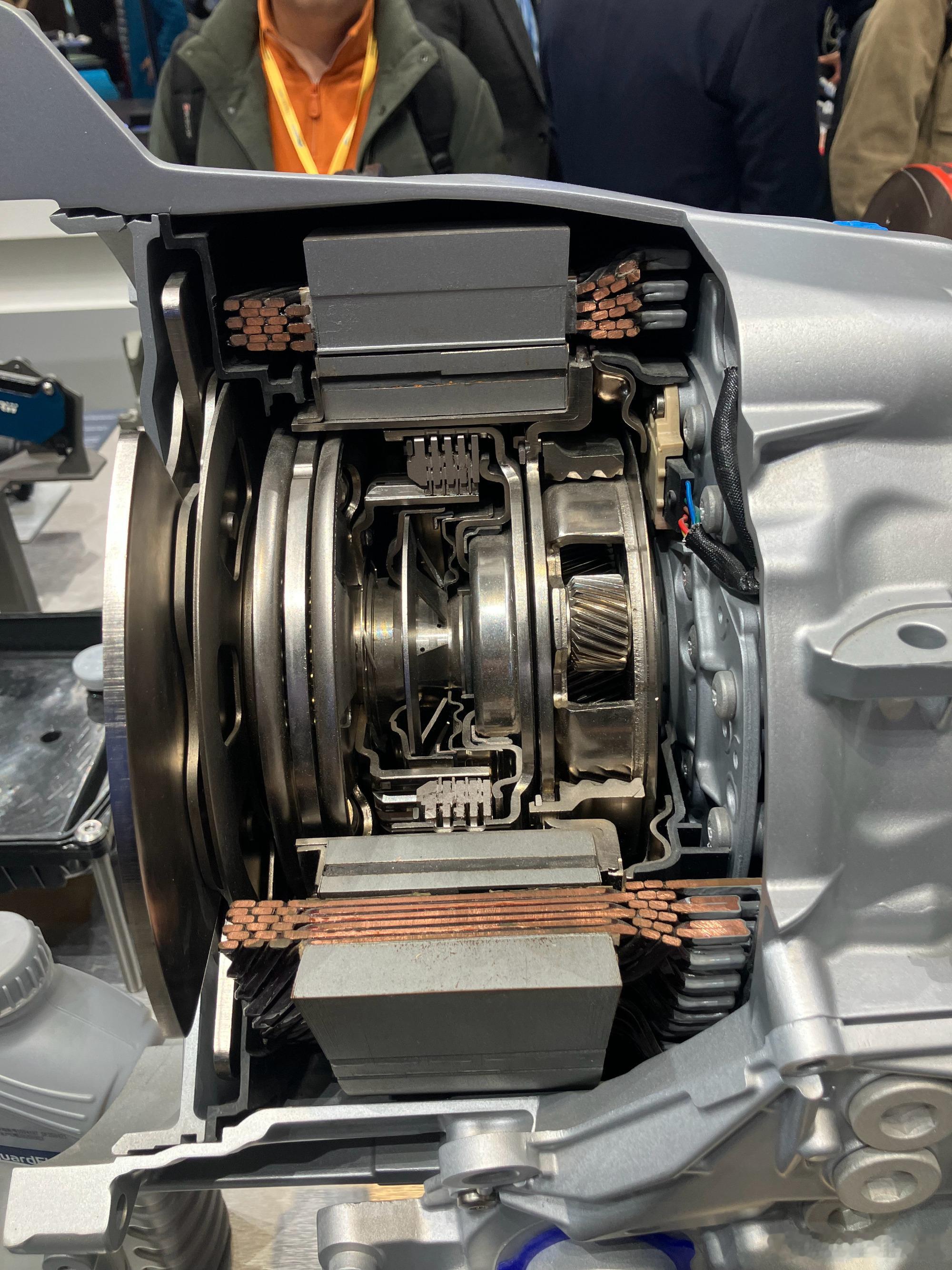 厂长虽然看不懂这个采埃孚的混动8AT。但是这张图非常有科普意义。那就是变速器究竟