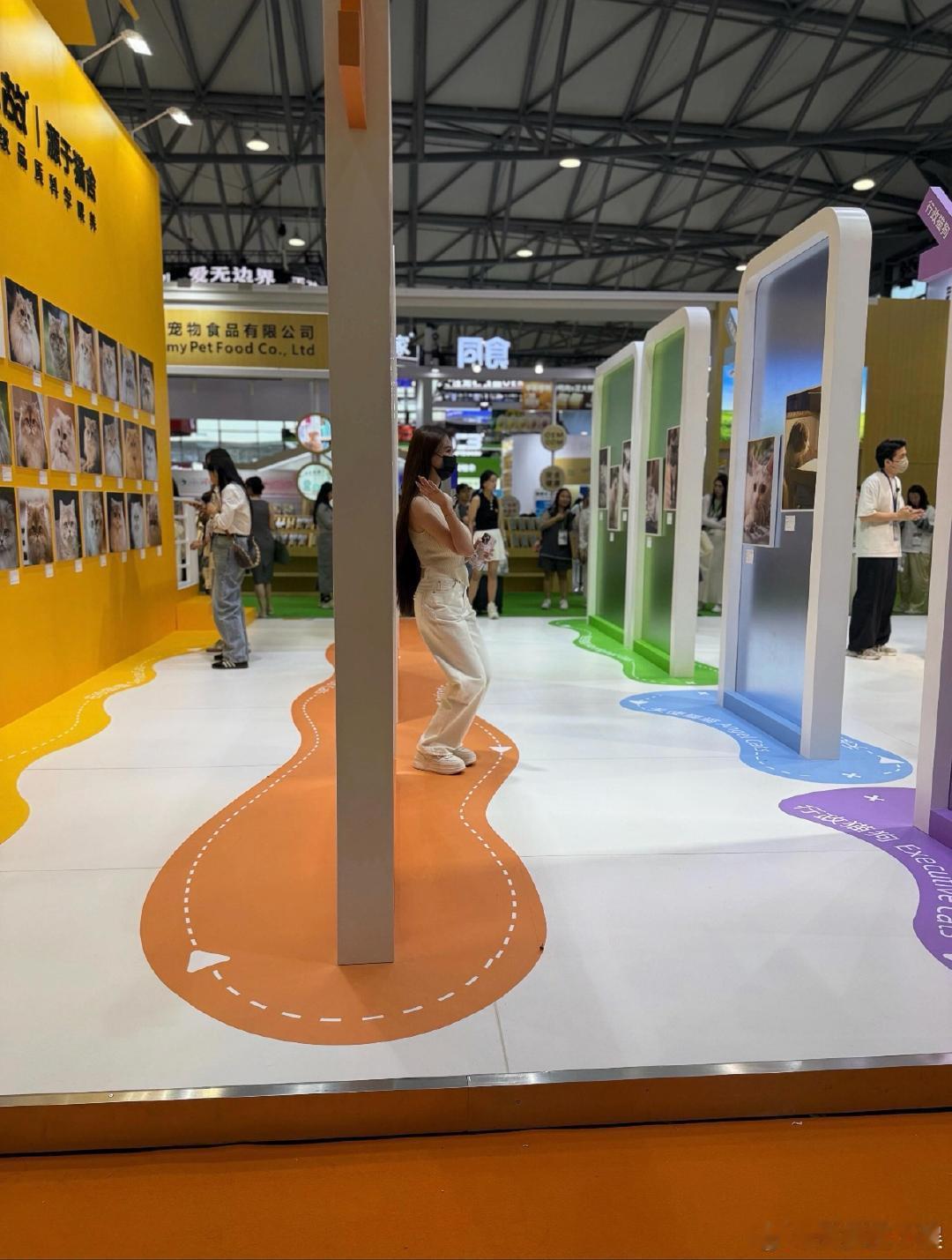 偶遇叶珂看宠物展网友偶遇叶珂逛宠物展，头发有点拉低身高了。网友偶遇叶珂逛宠物展