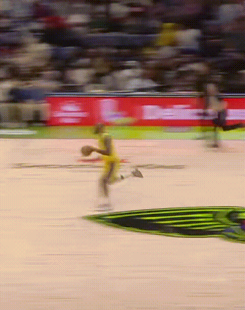 詹姆斯到底是什么物种[笑着哭][笑着哭]41岁还能前场断球快攻大风车扣篮除了比2