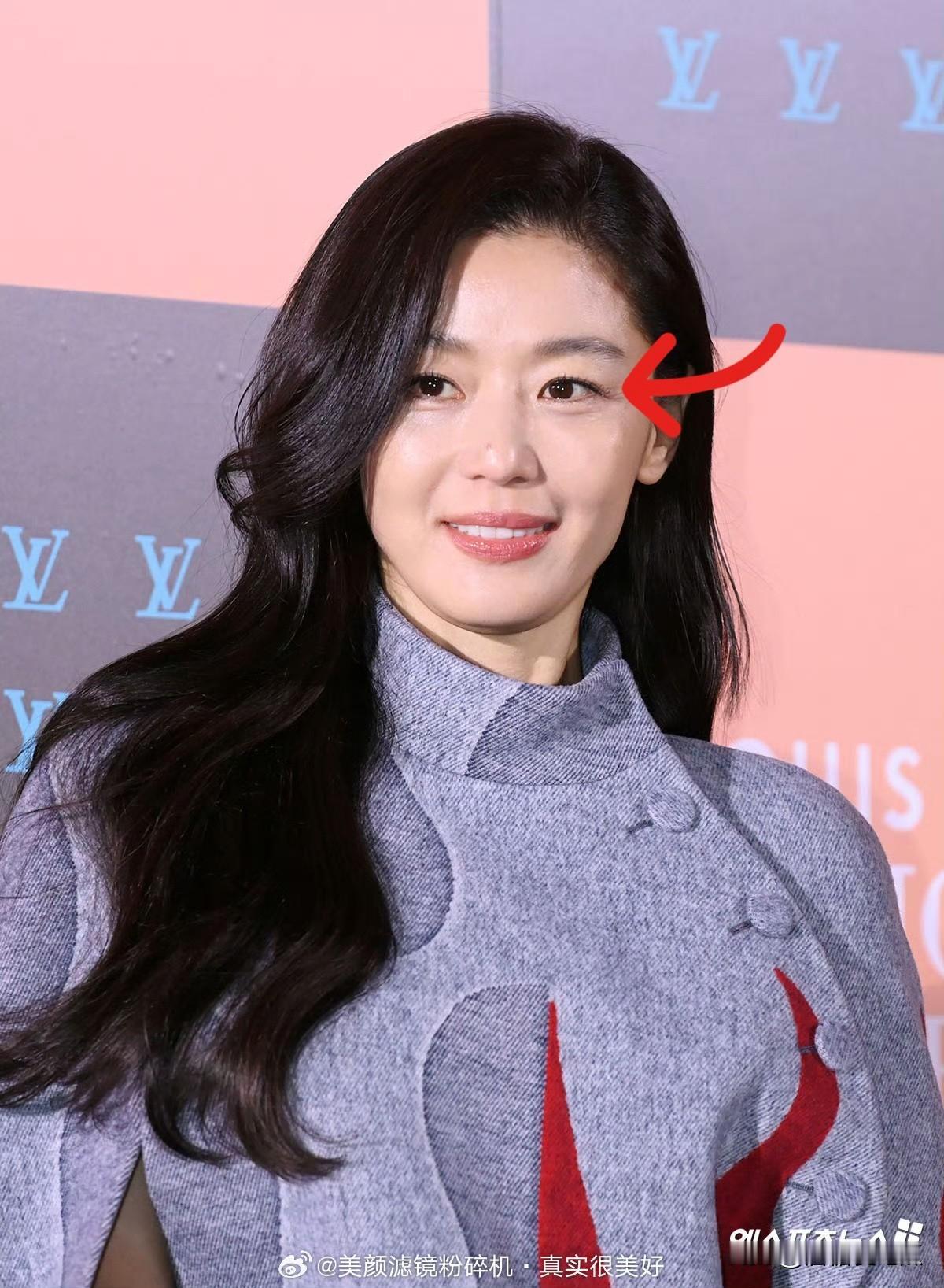 全智贤旁边没站个孔刘真有点格格不入，人做错事果然是要付出代价的，在泡菜那边娱乐