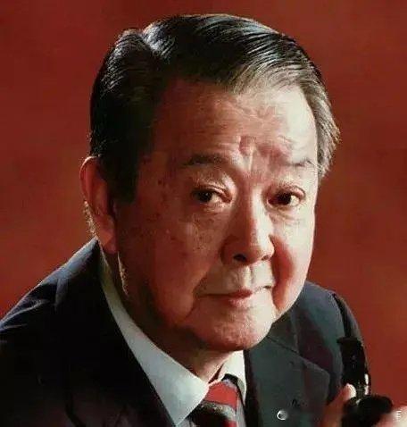 上海滑稽名家谭义存去世。他是中学政治老师，好像人事编制一直在中学，因为酷爱评弹，