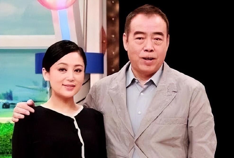 一提起倪萍的感情史，网上总有人把陈凯歌、郭达算作她的“前夫”。这误会可太深了！谈