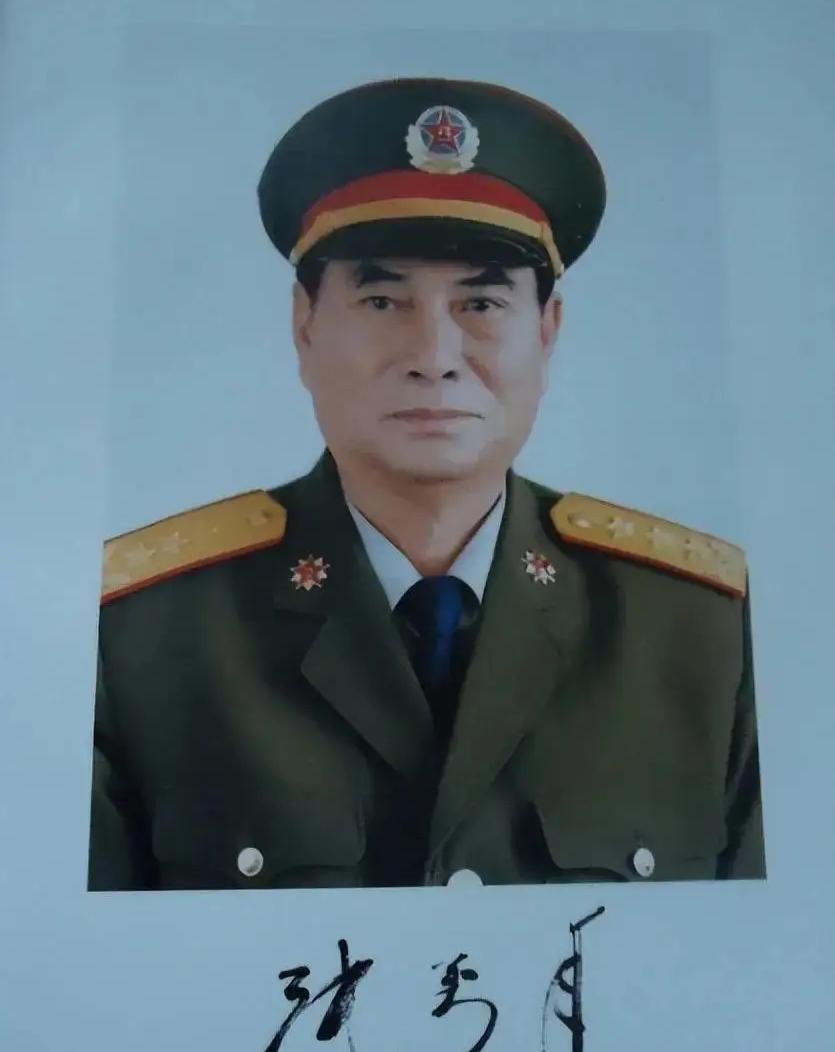 1996年，山西某部队食堂。一位干部喝得醉醺醺，当着中央军委副主席张万年的面，讲